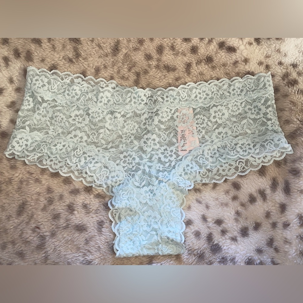 VICTORIAS SECRET LACE CHEEKY PANTY